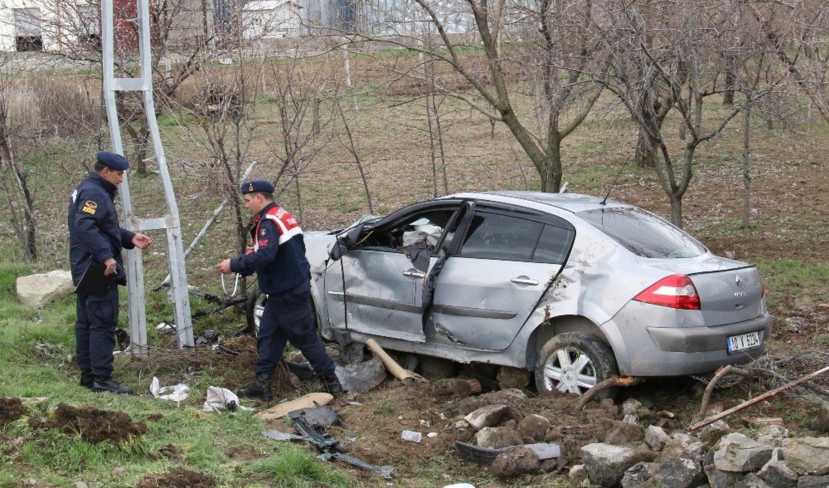 Elazığ\'da Otomobil Bahçeye Uçtu: 3 Yaralı
