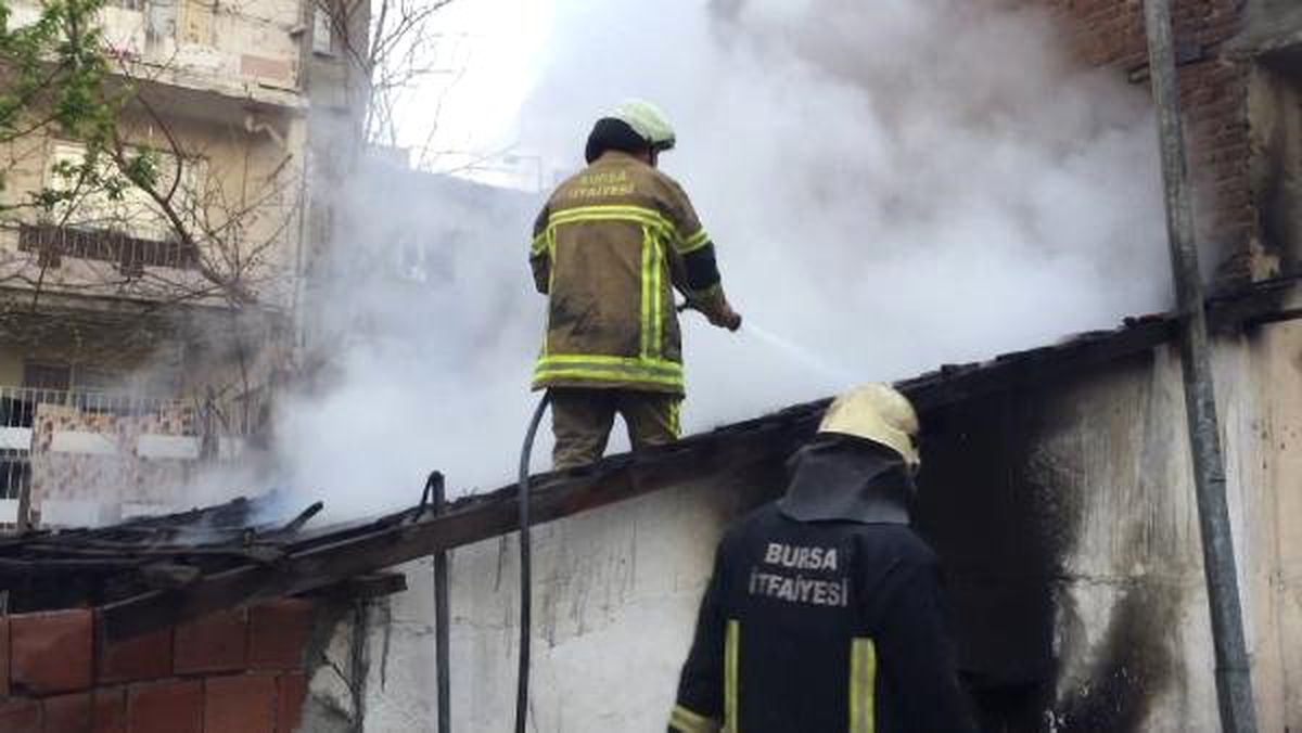 Evinde Sigaradan Çıkan Yangında, Komşuları Kurtardı