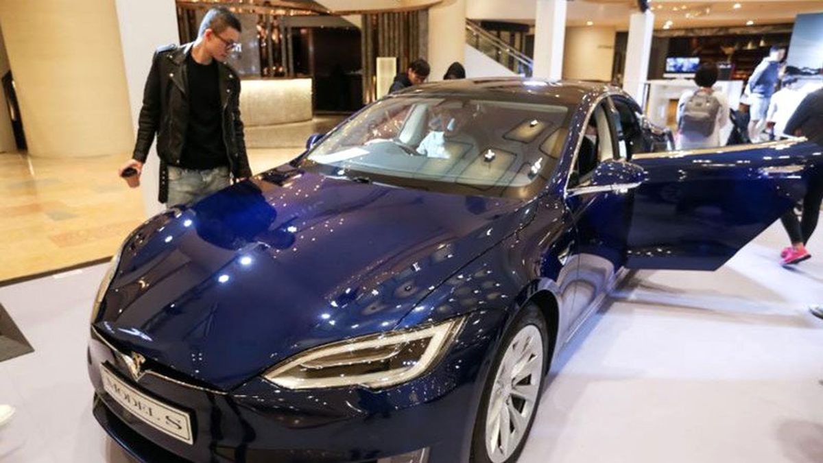 Hackerlar, Tesla\'nın Otopilotunu Sticker Kullanarak Kandırdı (Video)