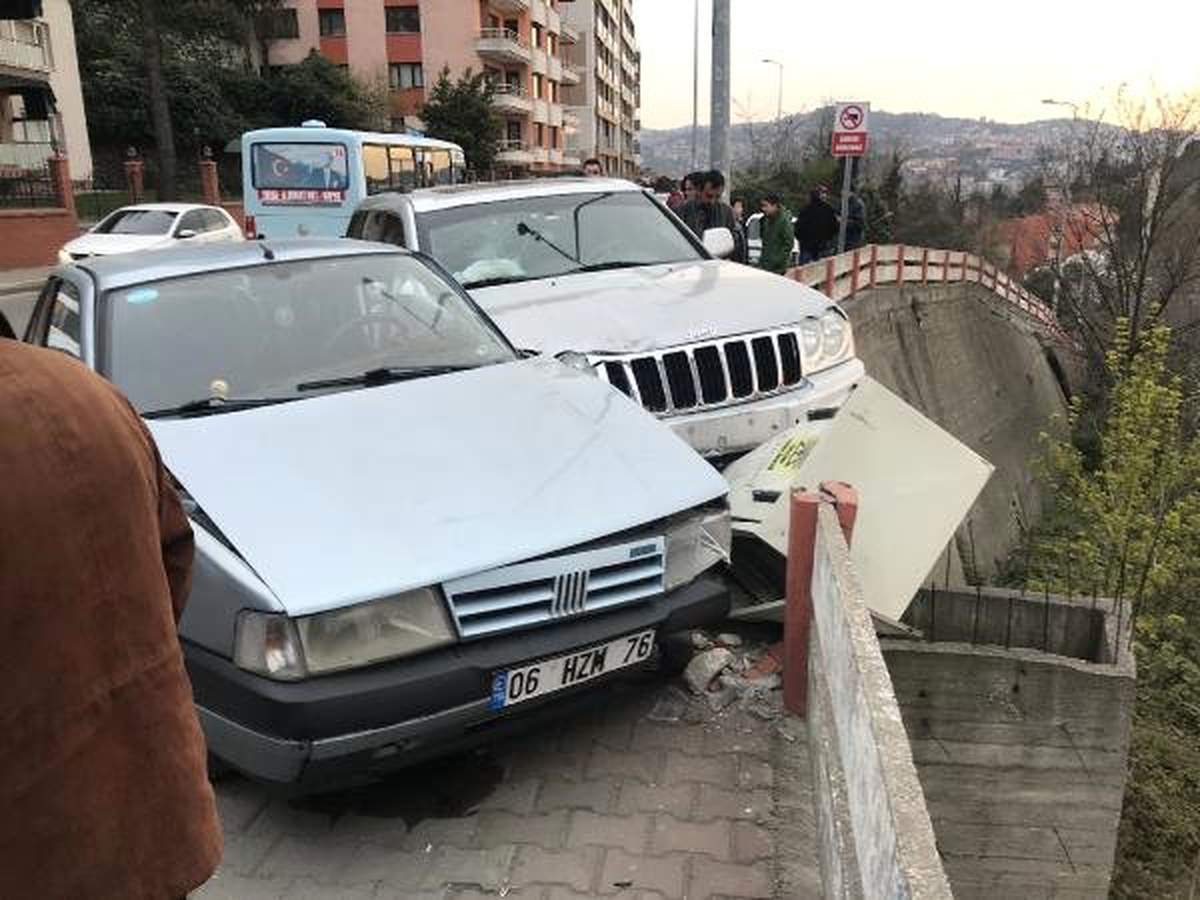 İki Otomobili 15 Yükseklikten Düşmekten Korkuluklar Kurtardı