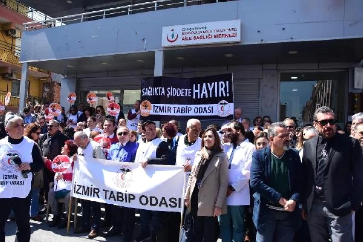 İzmir\'de 200 Doktor 10 Kişinin Doktora Saldırısını Protesto Etti