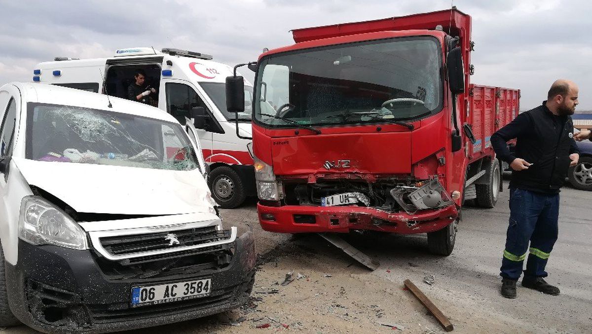 Kamyonetle Hafif Ticari Araç Kavşakta Çarpıştı: 2 Yaralı