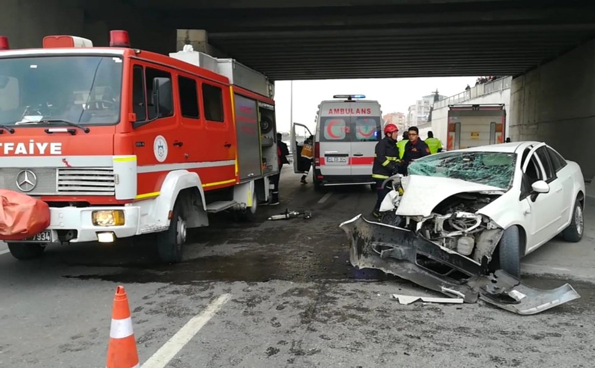 Kontrolden Çıkan Otomobil Önce Araca, Sonra Duvara Çarptı: 1 Ölü, 1 Yaralı