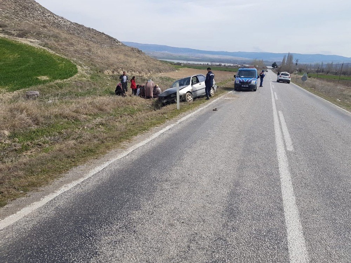 Kontrolden Çıkan Otomobil Şarampole Uçtu