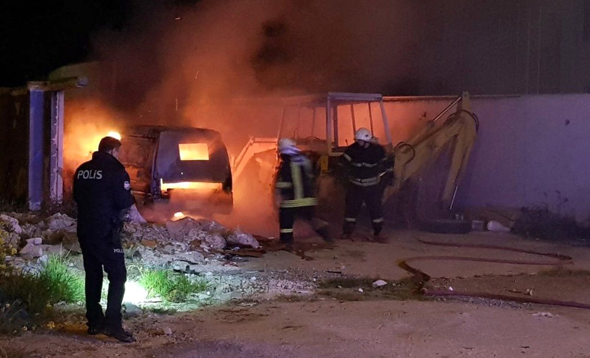 Kuşadası\'nda İçinde Bir Kişinin Uyuduğu Araç Alev Alev Yandı