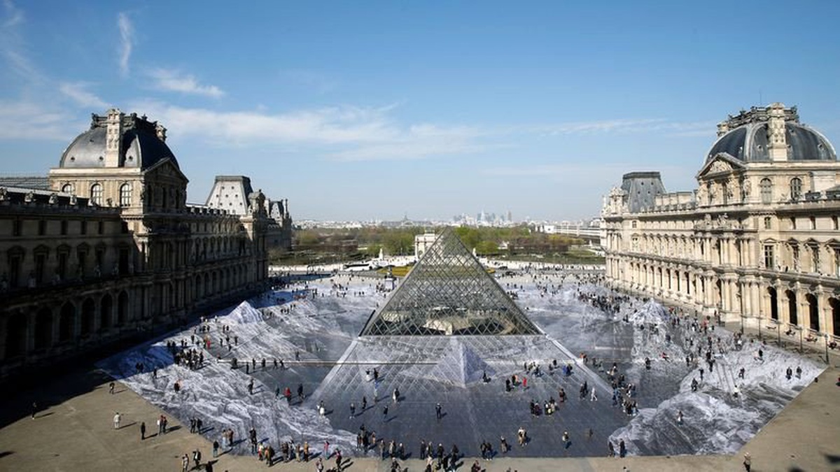 Louvre\'daki İnanılmaz Optik İllüzyonu Halk Bir Günde Ezip Geçti