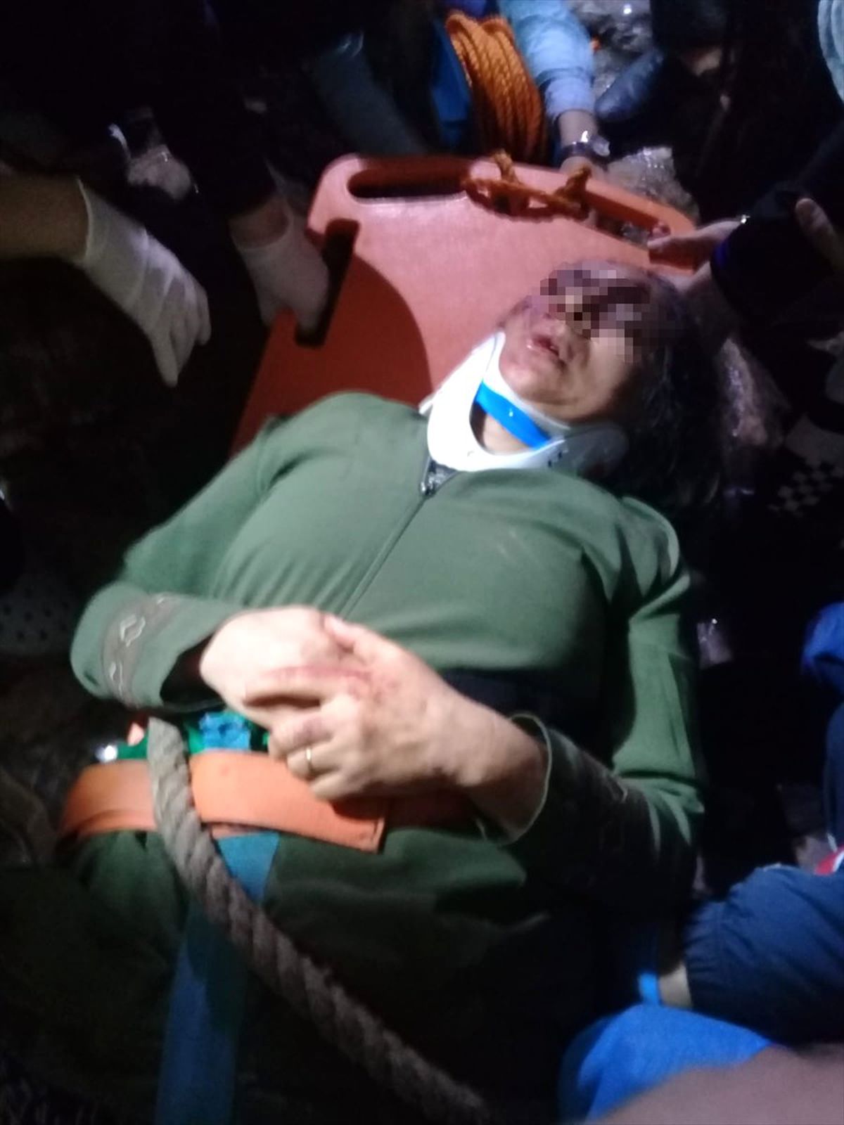Mağarada Çukura Düşen Kadını İtfaiye Kurtardı
