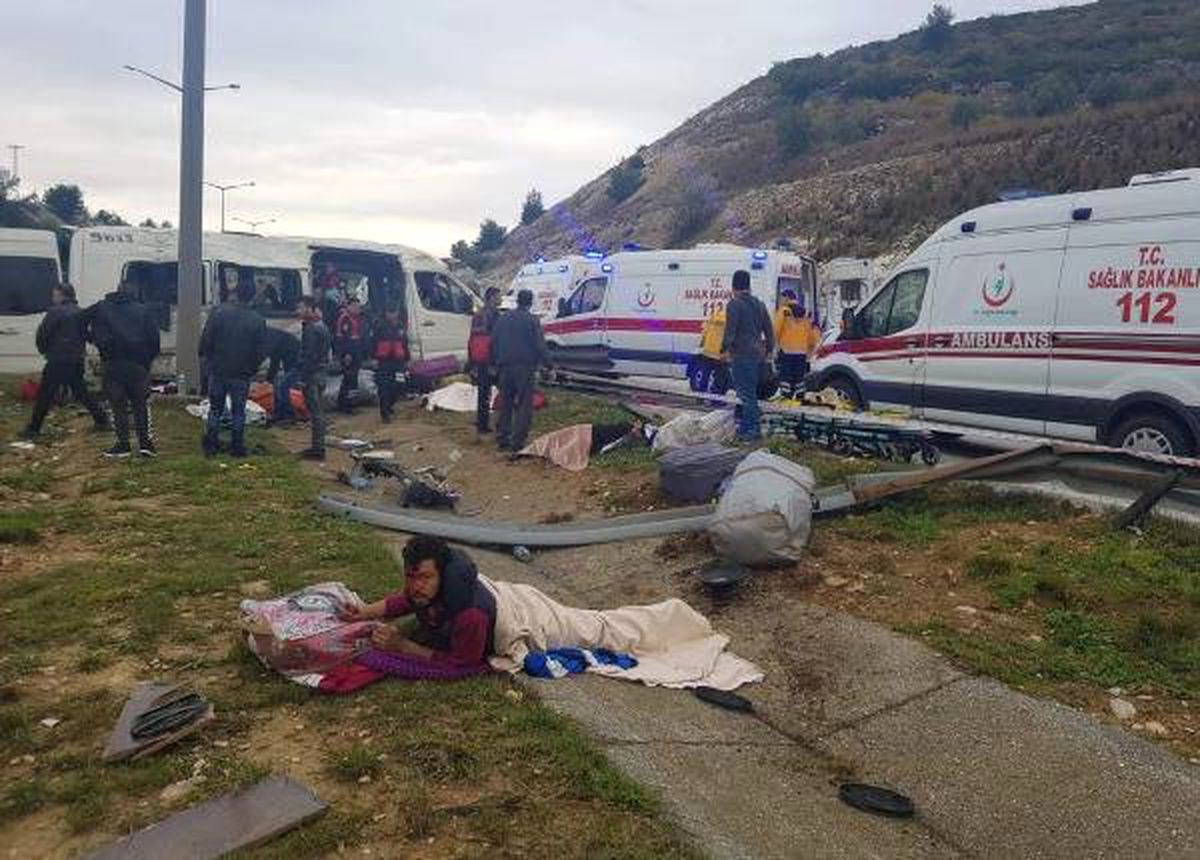 Mersin\'de Tarım İşçilerini Taşıyan Minibüs Takla Attı: 1 Ölü, 11 Yaralı