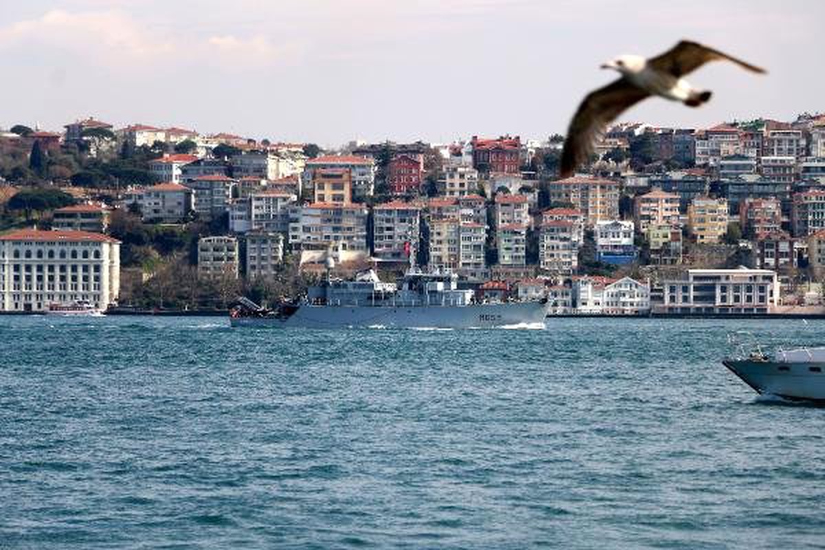 NATO\'nun Mayın Arama Gemisi İstanbul Boğazı\'ndan Geçti