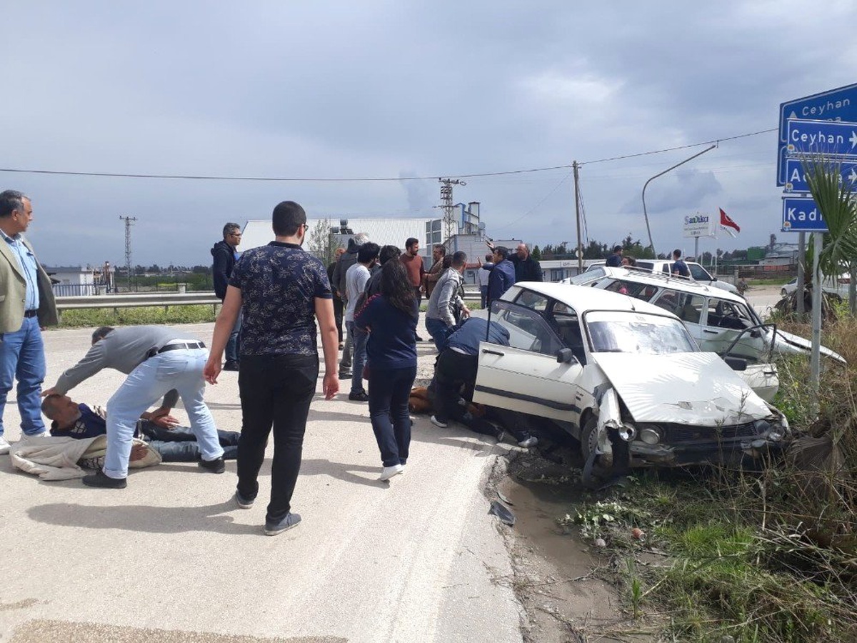 Osmaniye\'de Otomobiller Kafa Kafaya Çarpıştı