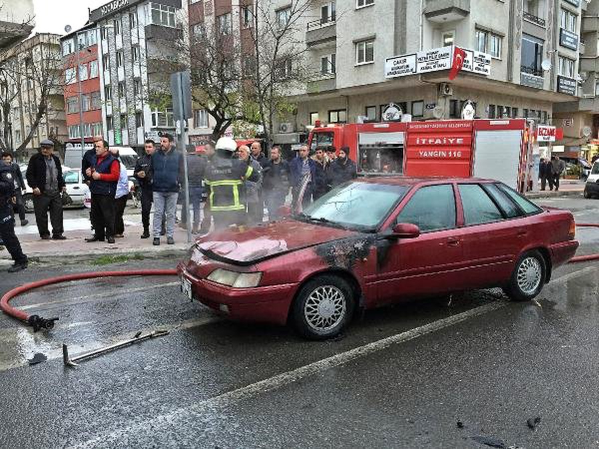 Otomobil Alev Aldı, Sürücü Anne Çocuklarını Son Anda Kurtardı