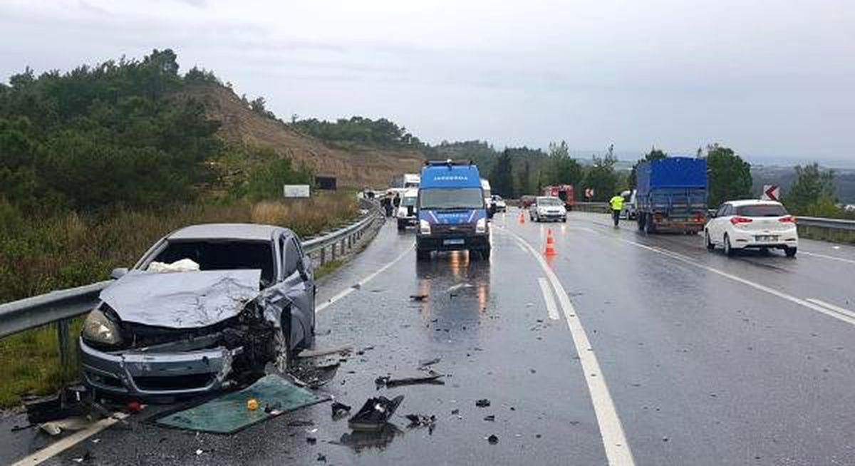 Otomobille Minibüs Çarpıştı: 6 Yaralı