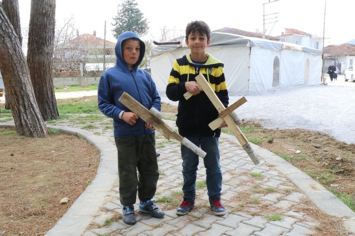 Oyuncakları Enkaz Altında Kalan Minikler, Kendi Oyuncaklarını Yaptı