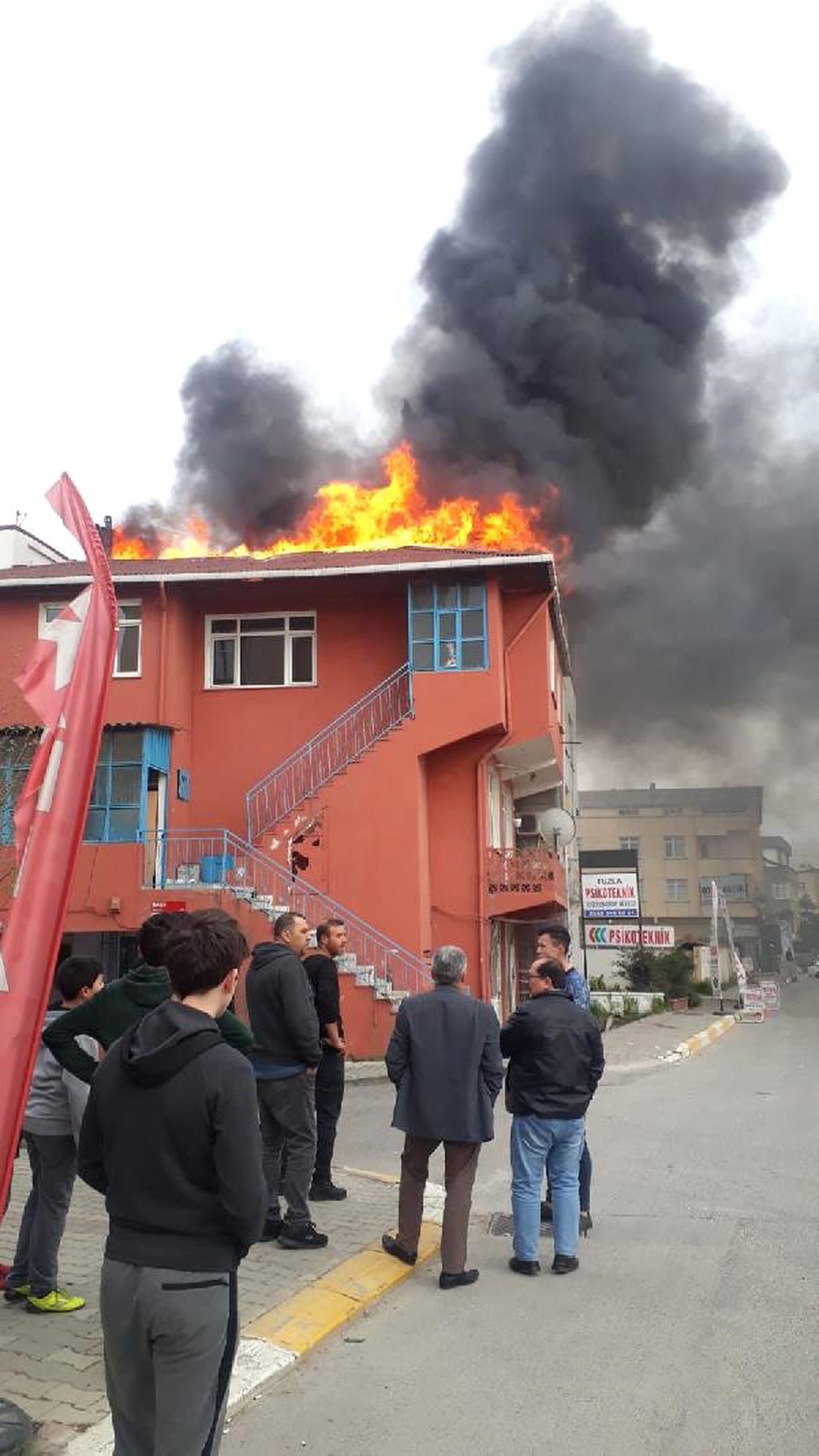 Pendik\'te Binanın Çatısı Alev Alev Yandı