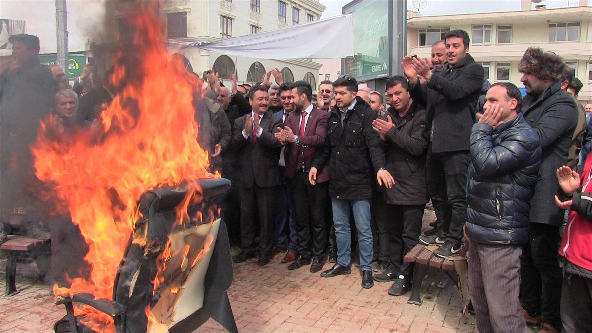 Seçimi Kazanan Başkan Makam Koltuğunu Yaktı