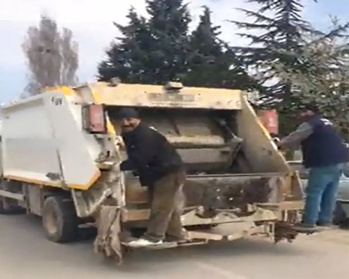 Seçimi Kazanan Başkanın İlk İcraatı Çöp Toplamak Oldu