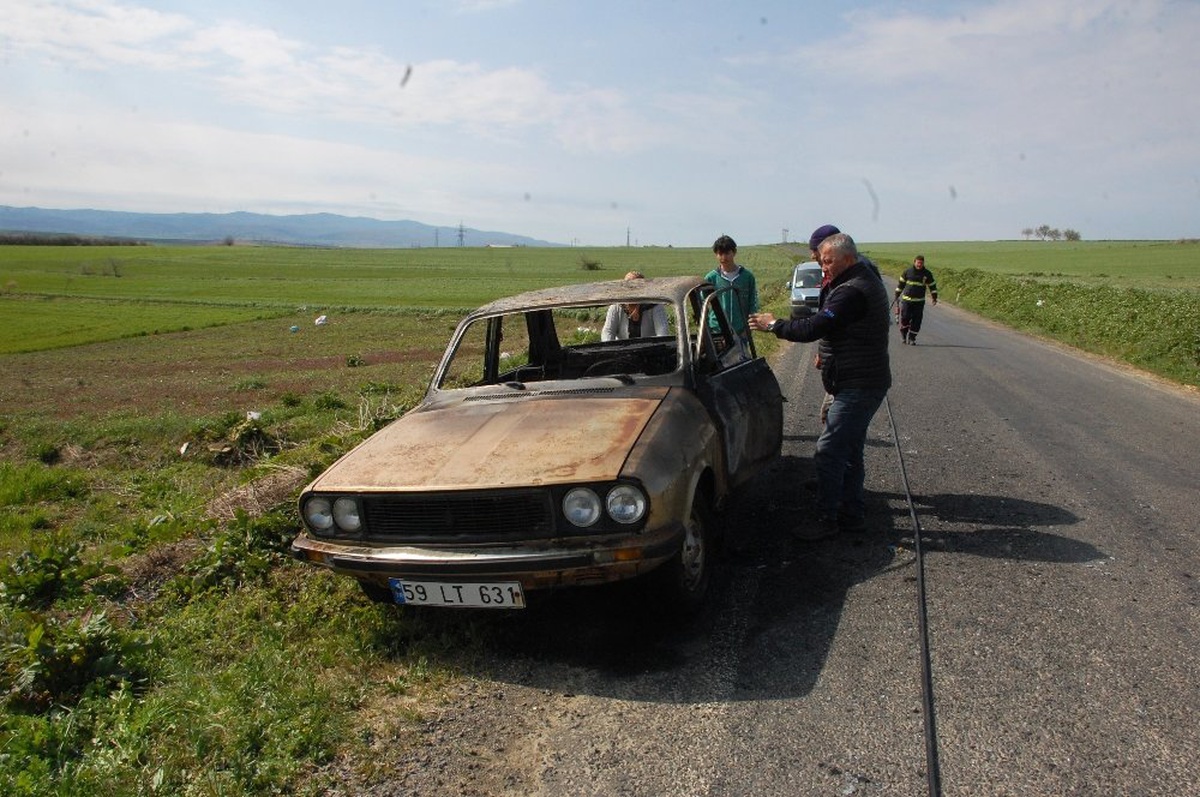 Tarlada Çalışırken Park Halindeki Otomobili Yandı