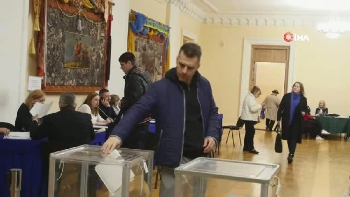 Ukrayna Devlet Başkanlığı Seçiminin İlk Tur Galibi Komedyen Zelinskiy Oldu