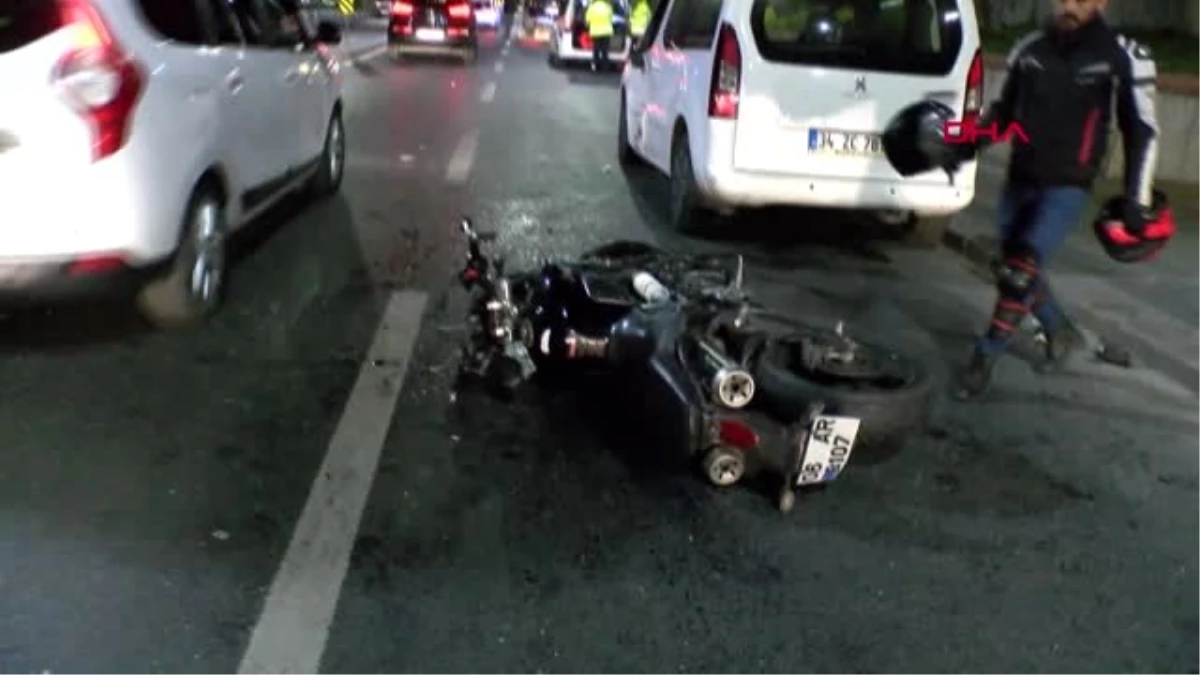 Üsküdar\'da Motosiklet Otomobille Çarpıştı: 2 Yaralı