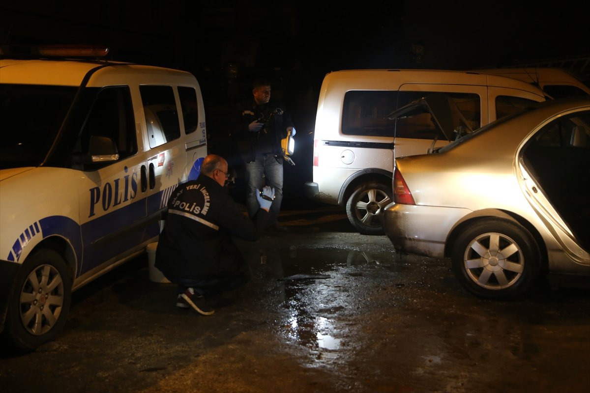 Adana\'da Kundaklandığı İddia Edilen Otomobilde Hasar Oluştu