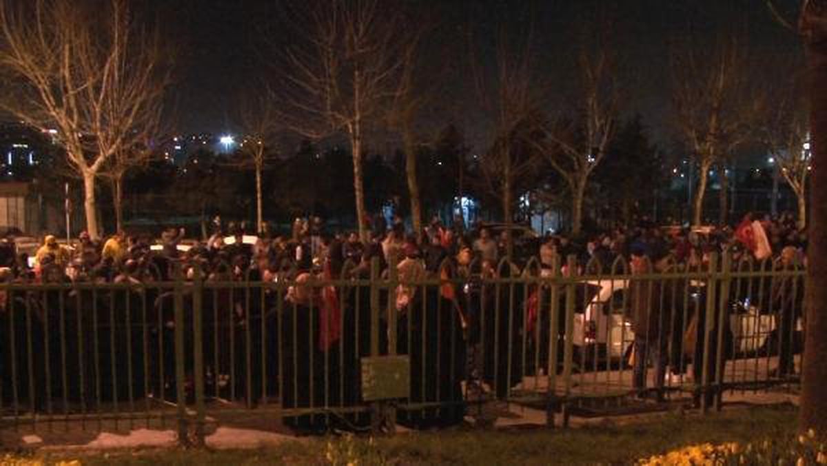 Ak Partililer Parti İl Binası Önünde Toplandı