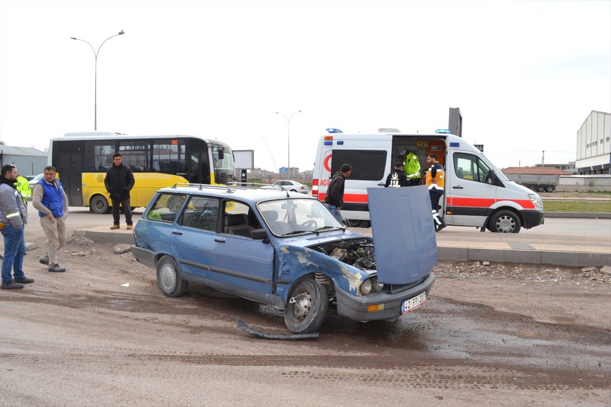 Aksaray\'da Trafik Kazası: 3 Yaralı