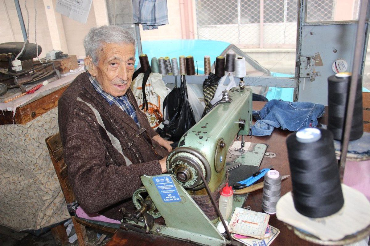Asırlık Yaşar Dede, Mesleği ile Yaşıyor