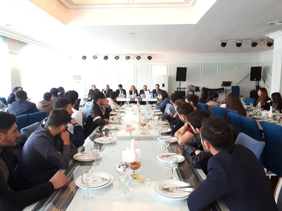 Azerbaycan Diaspora Başkanı Gürcistan\'da Öğrencilerle Bir Araya Geldi
