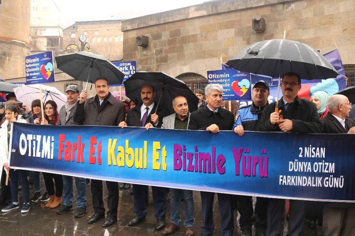Bitlis\'te Otizm Farkındalık Yürüyüşü