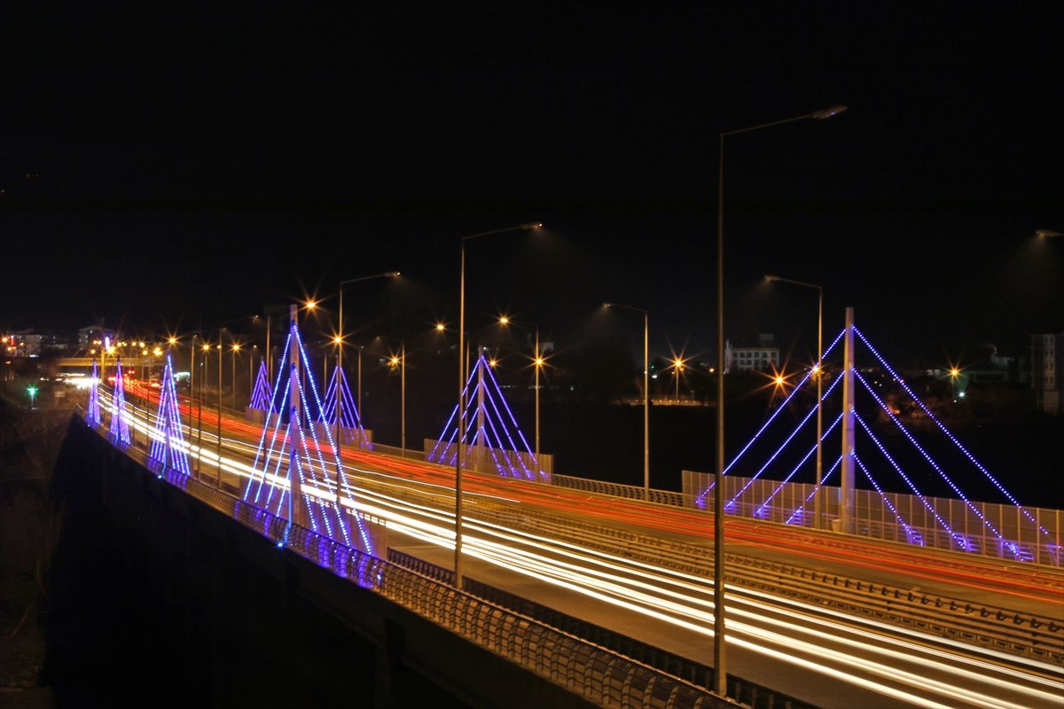 Çapakçur Viyadüğü Otizm İçin Maviye Büründü
