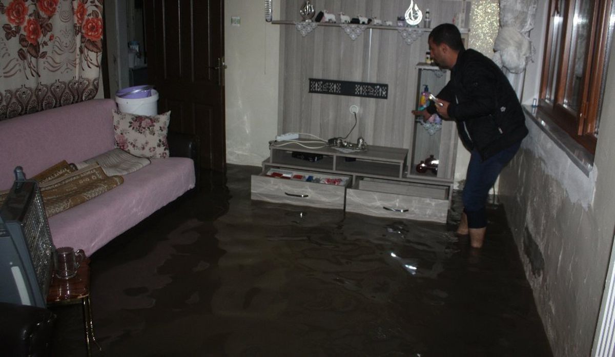 Diyarbakır\'da Sağanak Yağış: Ev ve İş Yerlerini Su Bastı