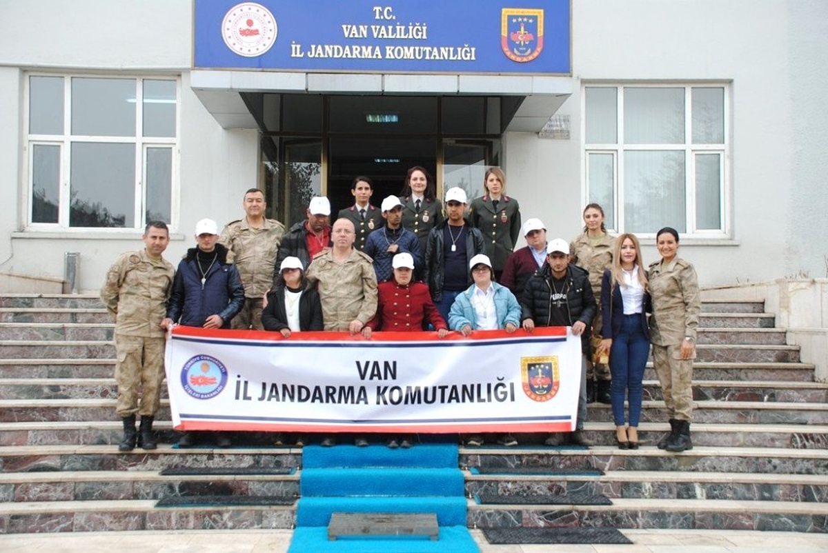 Engelsiz Yüreklerden Jandarmaya \'2 Nisan\' Ziyareti