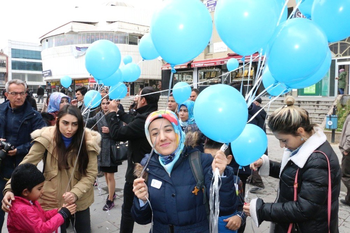 Erzincan\'da "Otizm İçin Mavi Işık Yak" Projesi