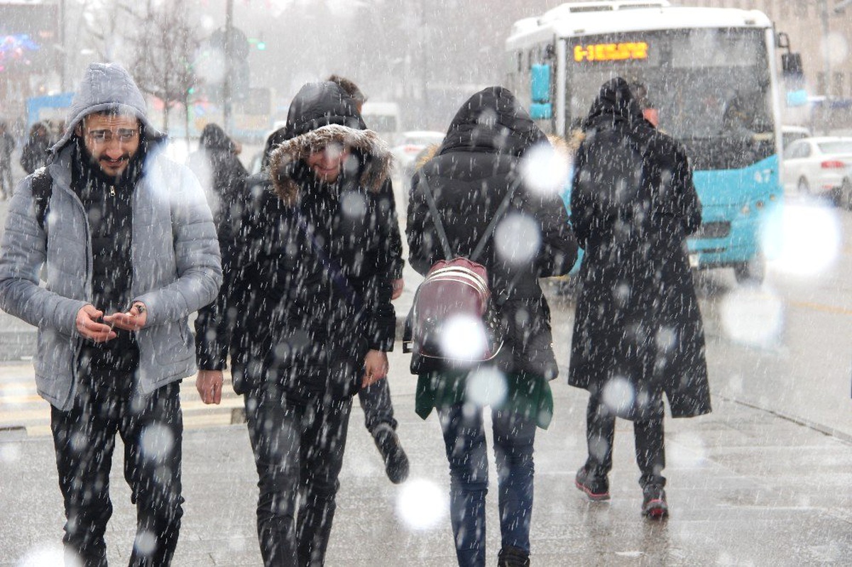 Erzurum\'a Nisan Ayında Kar Yağdı