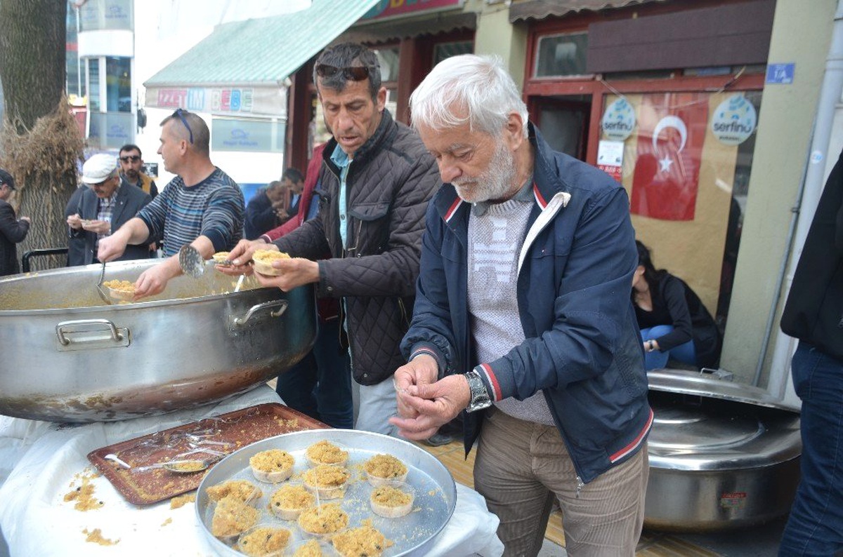 Esnaf Bir Araya Gelip Vatandaşlara Kandil Helvası İkram Etti