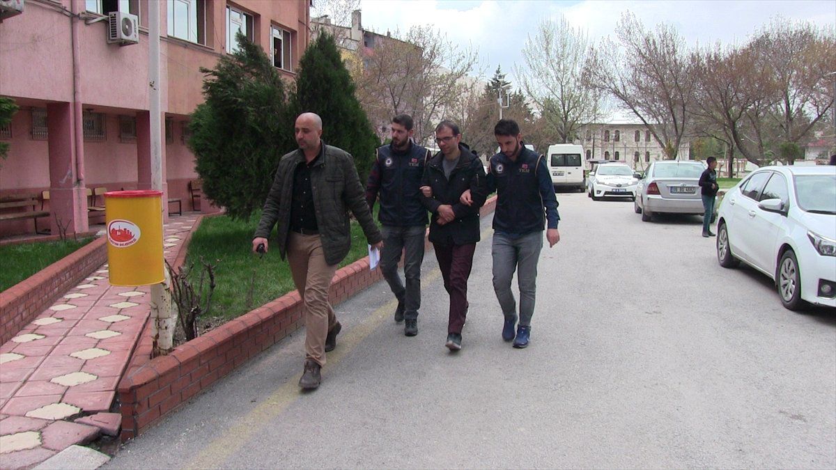 Fetö Hükümlüsü Alışveriş Merkezinde Yakalandı