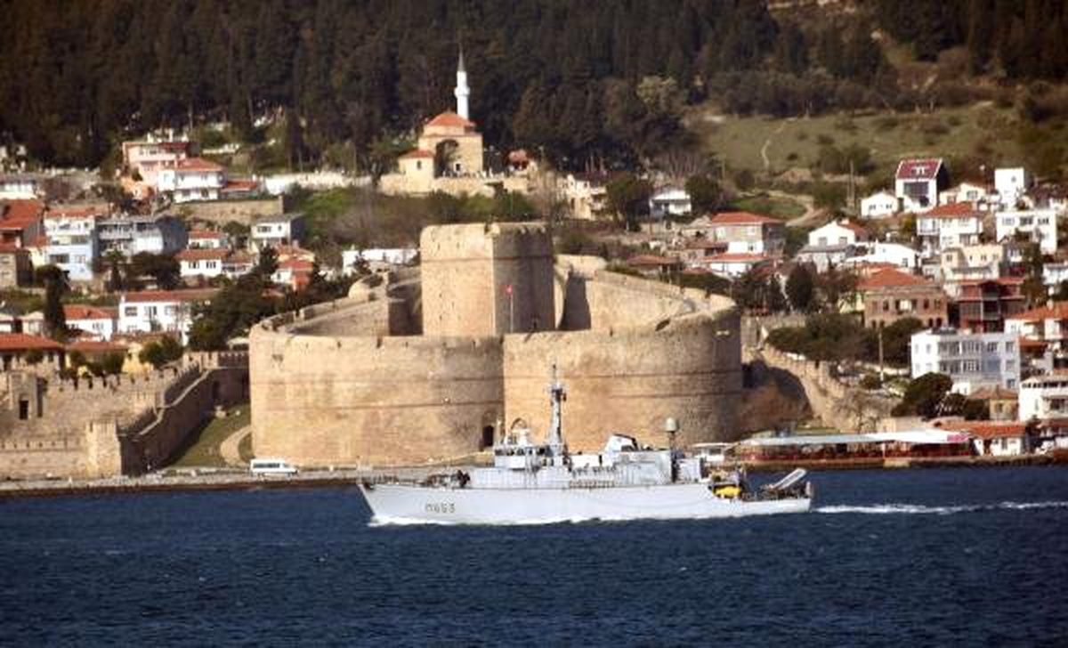 Fransa Mayın Avlama Gemisi, Çanakkale Boğazı\'ndan Geçti