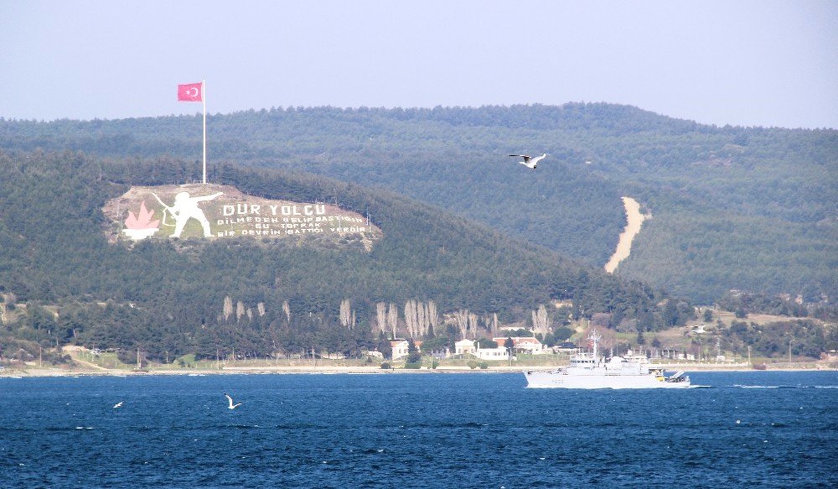 Fransız Mayın Avlama Gemisi Çanakkale Boğazı\'ndan Geçti