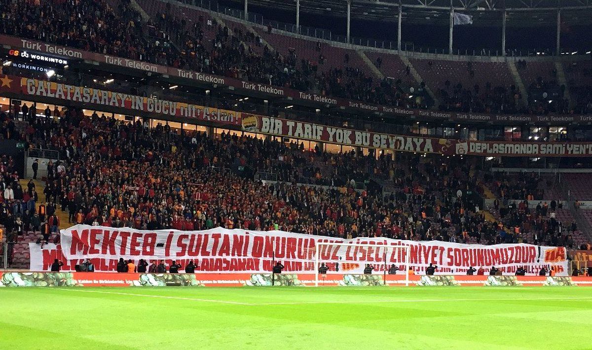 Galatasaray Taraftarlarından Başkan Cengiz\'e Destek
