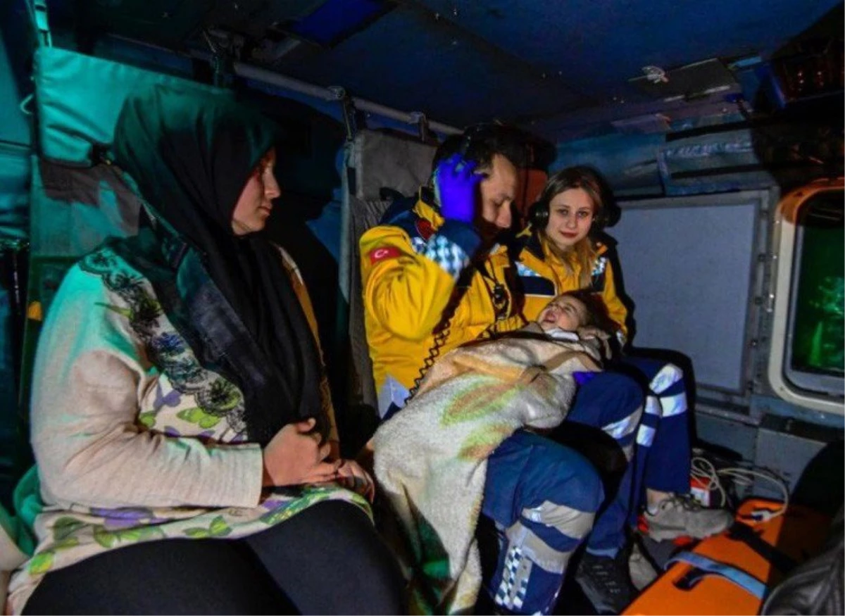 Gökçeada\'da Küçük Kız Helikopterle Hastaneye Ulaştırıldı