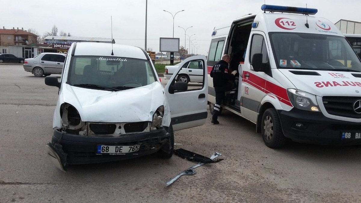 Hafif Ticari Araçla Otomobil Çarpıştı: 3 Yaralı