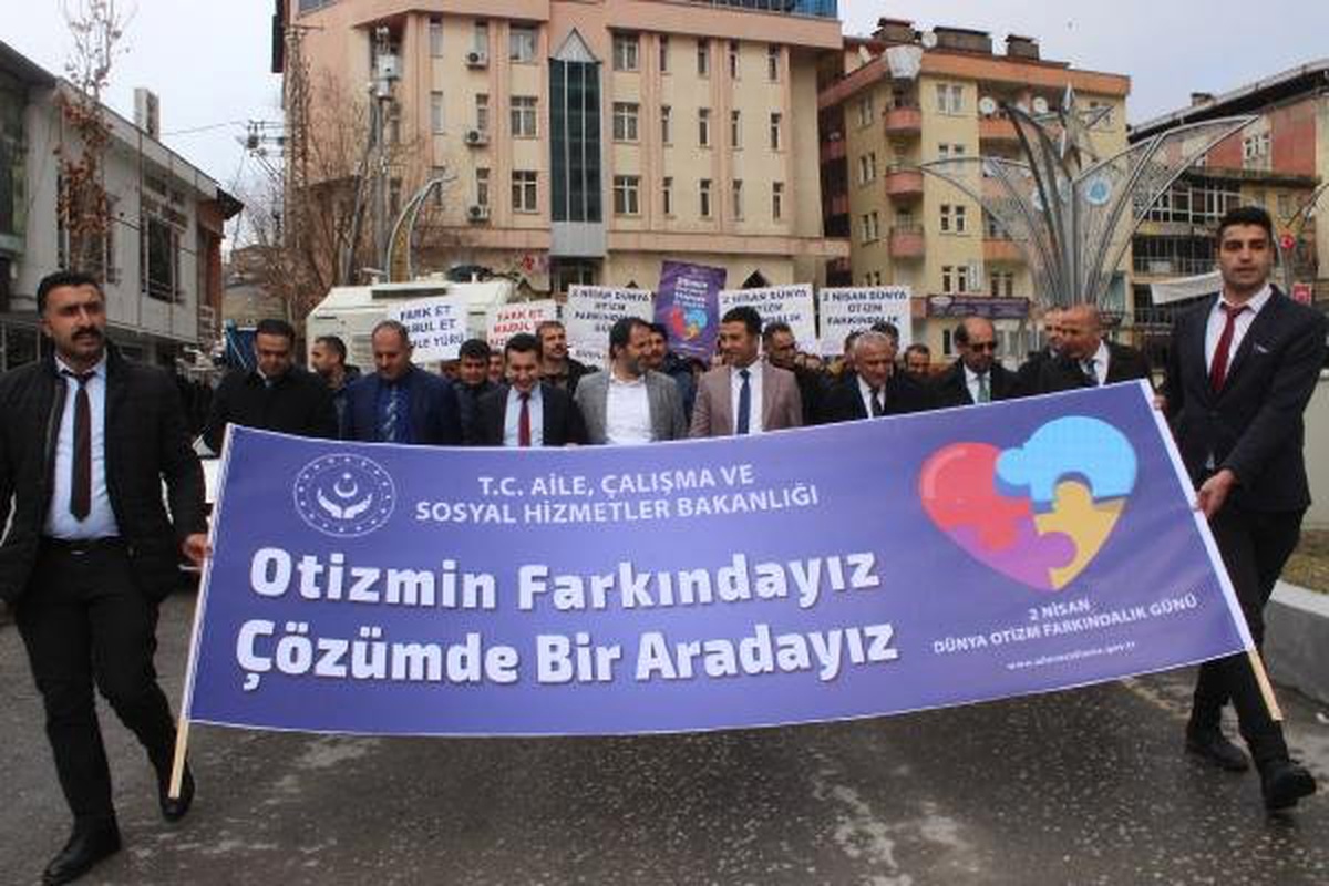 Hakkari\'de, \'Otizm Farkındalık Günü\' Yürüyüşü