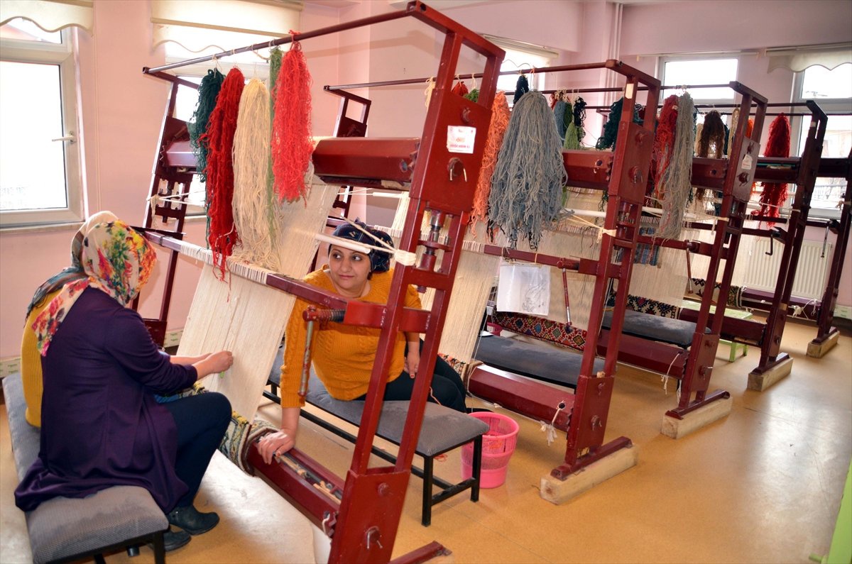 Halı ve Kilim Kursu Kadınlardan İlgi Görüyor