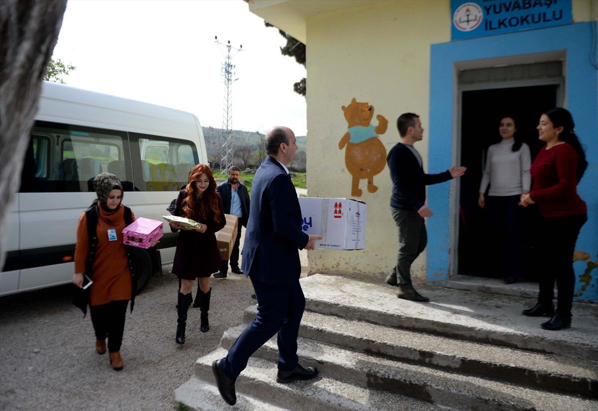 Hastanede "Şifa" Okullarda "Sevgi" Dağıtıyorlar