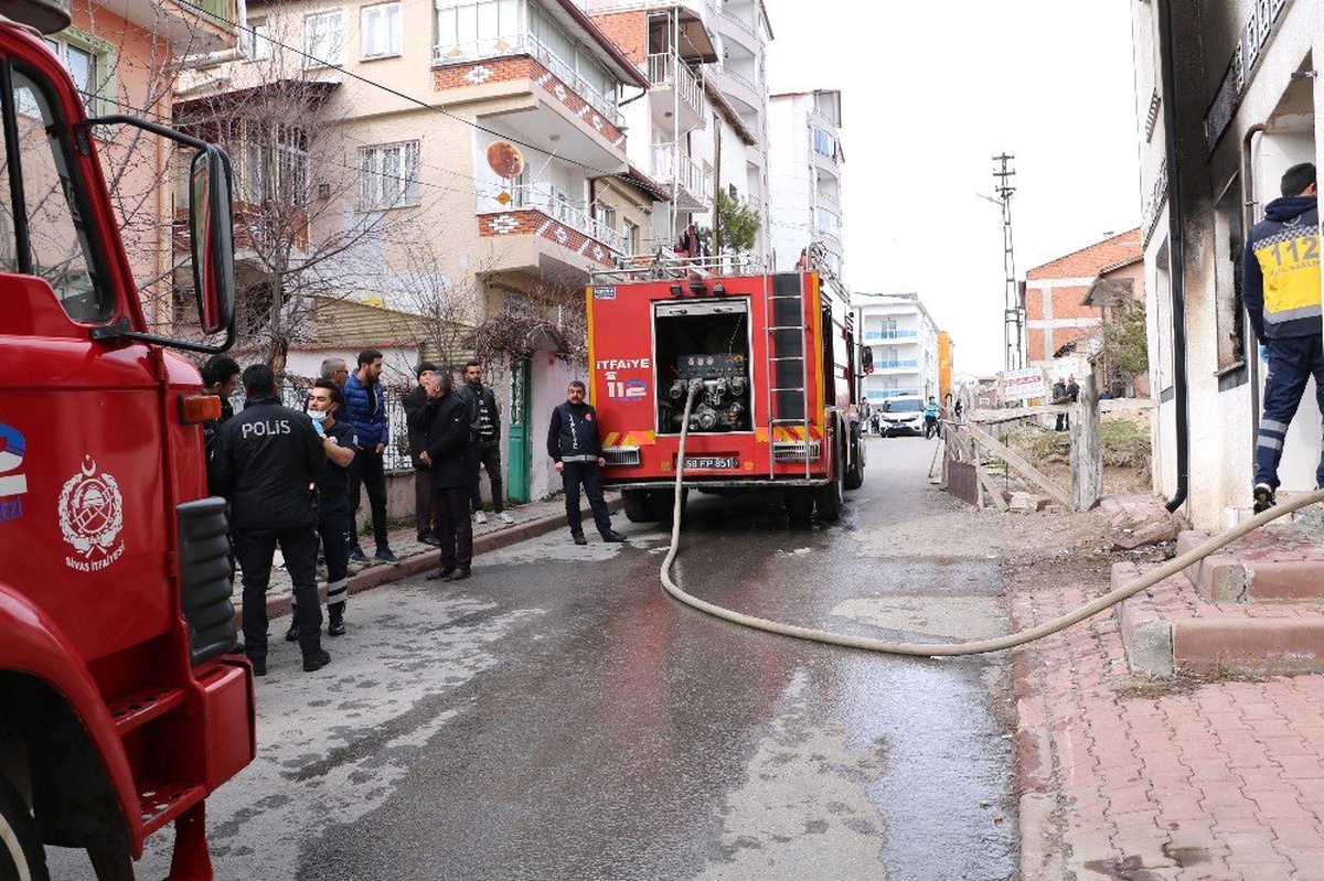 İkamet Yangınında Dört Kişi Hastanelik Oldu