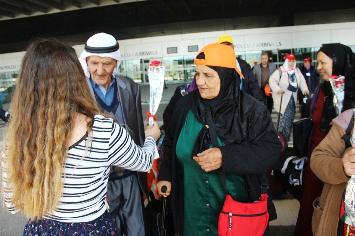 İsrailli ve Filistinli Turistleri Karanfillerle Karşıladılar