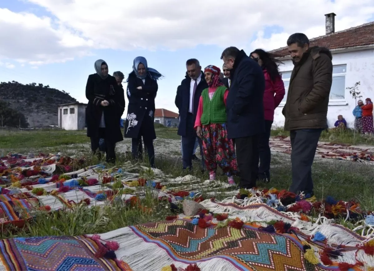 Kadınlar El Emeklerini Sanata Dönüştürdü