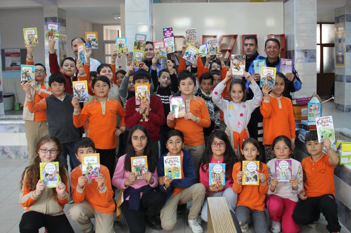 Kayseri Emniyetinden Kitap Yardımı
