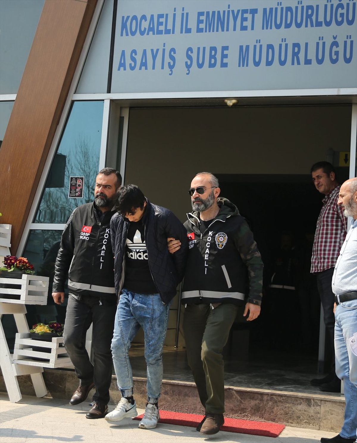 Kocaeli\'de İş Yerinde Bıçaklı Soygun