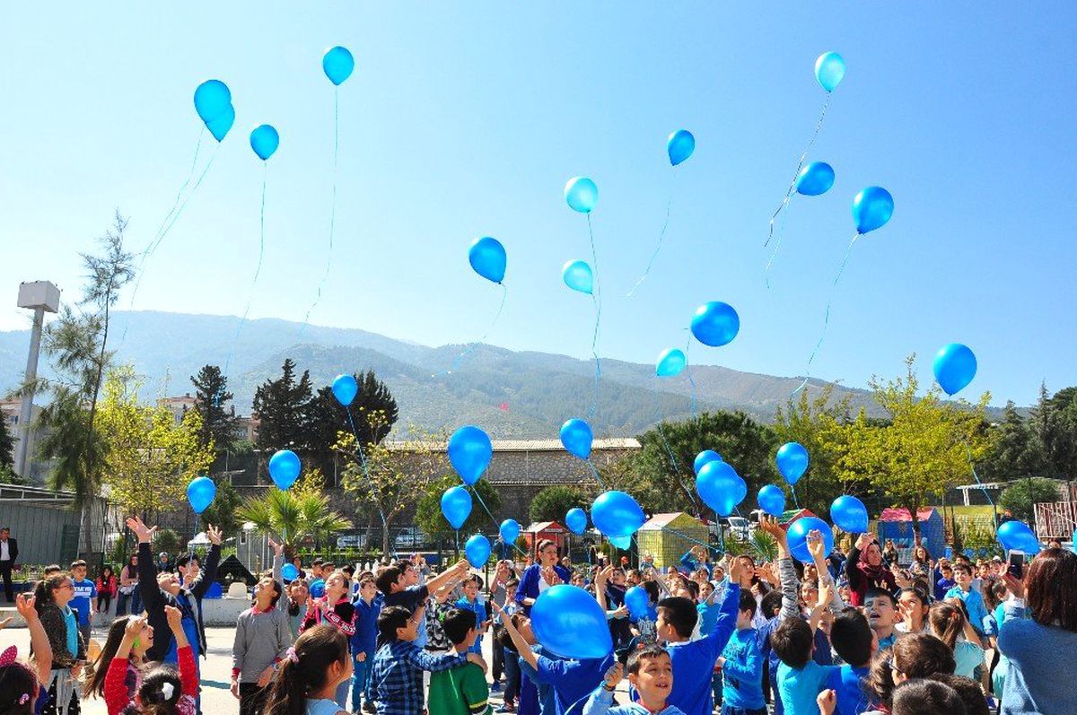 Manisa\'da Otizme Mavi Balon Göndermesi